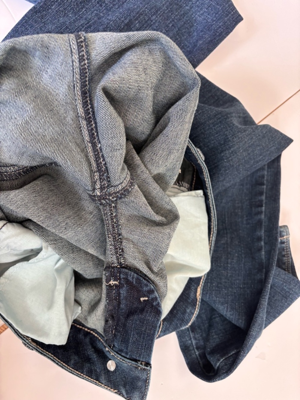 White House Black Market Women's Skinny Jeans in Medium Blue Wash - Picture 4 of 9